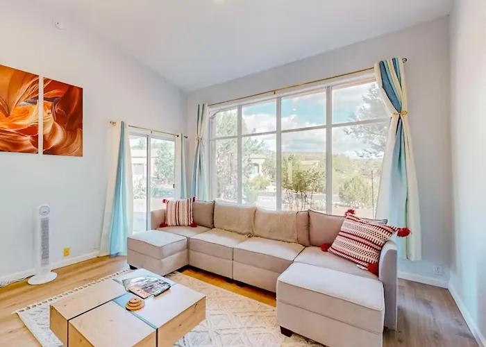 Red Rock Retreat, Pet-Friendly, Fenced Yard Holiday home