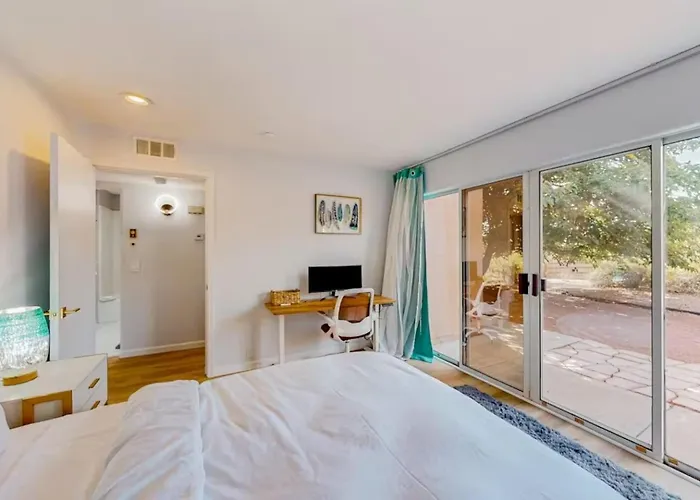Red Rock Retreat, Pet-Friendly, Fenced Yard Holiday home