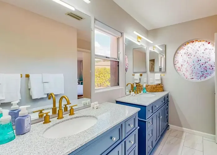 Red Rock Retreat, Pet-Friendly, Fenced Yard Holiday home *