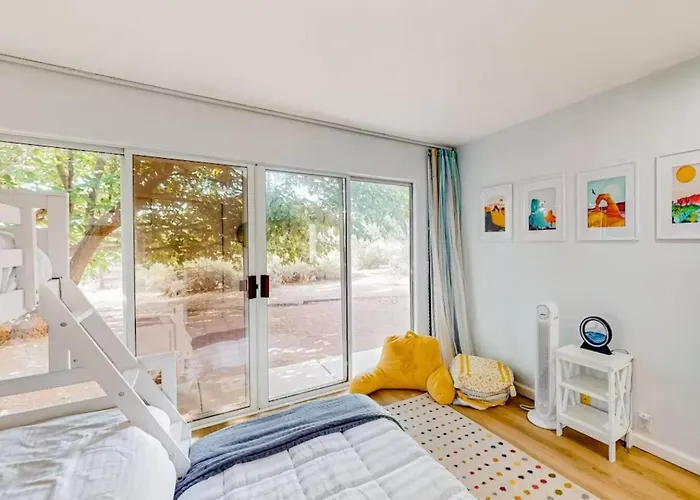 Red Rock Retreat, Pet-Friendly, Fenced Yard Holiday home *