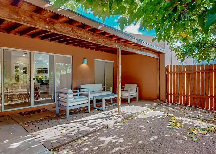Red Rock Retreat, Pet-Friendly, Fenced Yard Holiday home